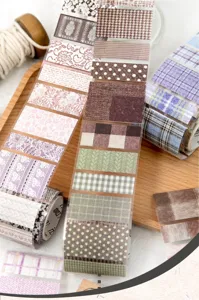 Detailansicht von Vintage-Stoff- und Spitzenmustern auf dekorativem Washi-Bastelband.