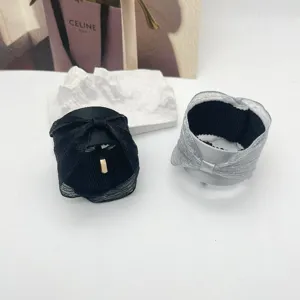 Détail de barrettes à cheveux à nœud minimalistes en noir et argent très élégants