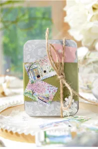 Gros plan d'autocollants timbres naturels et décor en ficelle sur une boîte décorative