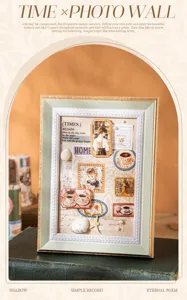 Vue détaillée d'autocollants et de matériels de scrapbooking vintage dans un cadre décoratif
