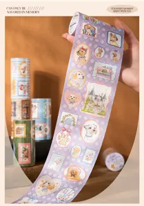 Gros plan de ruban washi décoratif avec des cadres de portraits de chiens vintage