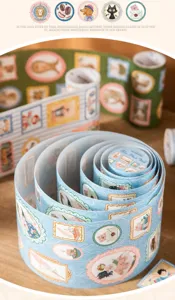 Gros plan de rouleaux de ruban washi cadres photo vintage pour scrapbooking et déco.