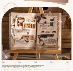 Vista dettagliata di adesivi vintage e nastri washi applicati su una pagina di diario