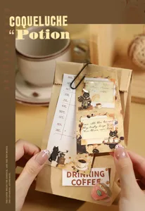 Vista macro detallada de un bloc de notas vintage con tema de café y gatos para recortes