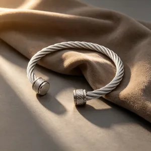 Bracelet jonc en câble d'acier inoxydable, style européen, torsadé avec embouts texturés élégants.
