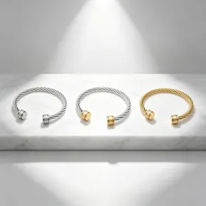 Trois bracelets joncs ouverts torsadés en acier titane avec embouts texturés podium.