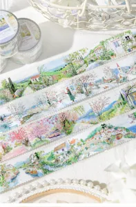 Gros plan de rubans adhésifs washi décoratifs avec paysages et finition pailletée brillante