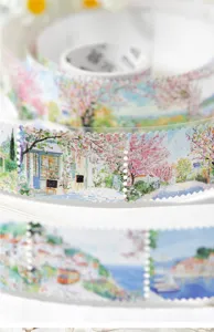 Gros plan de ruban décoratif paysage avec finition pailletée et bords timbrés