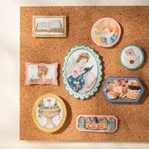 Autocollants de journal vintage avec cadres et illustrations sur tableau de liège