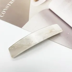 Détail de l'élégant motif en marbre crème sur cette pince à cheveux rectangulaire