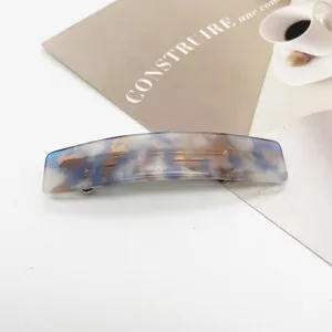 Détail de la barrette à cheveux rectangulaire en acétate à motif bleu et marron