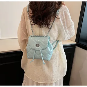 Hellblauer gesteppter Mini-Rucksack aus Lackleder mit silberner Kette im Korea-Stil