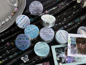 Vue rapprochée de rubans washi Gemstone Encounter avec des motifs de bijoux.