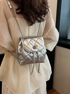Minimalistischer silberner gesteppter Mini-Rucksack mit eleganten Kettenriemen für Damen