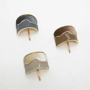 Ganci per capelli a forma di U in velluto e smalto in tre colori neutri eleganti