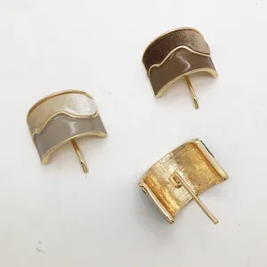 Dettaglio di ganci per capelli a forma di U con smalto e velluto in metallo dorato