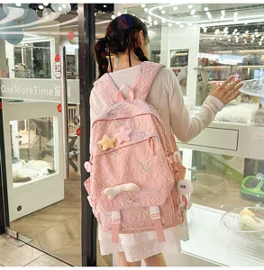 Vista detallada de la linda mochila rosa con bordados y decoraciones de felpa de estrellas