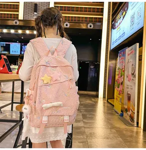 Vista trasera de una mochila rosa con lazos llevada por una niña en un interior