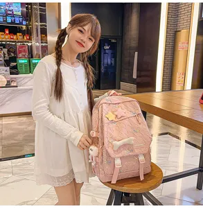 Adorable mochila escolar rosa bordada con dijes de estrellas y accesorios de peluche