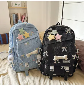 Dos bonitas mochilas acolchadas con bordados de lazos y parches de estrellas