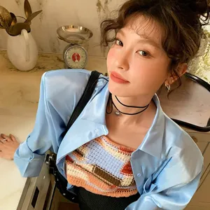 Gros plan d'un collier choker en cuir avec pendentif cœur porté par un mannequin dans un décor chic