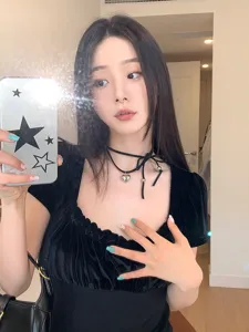 Ras du cou en cuir noir style cool avec pendentif cœur et détail de nœud papillon
