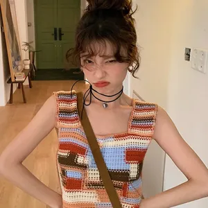 Gros plan d'un choker en cordon noir avec pendentif cœur porté par un mannequin chic