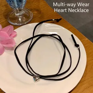 Vue détaillée d'un collier en cordon de cuir noir avec un pendentif en forme de cœur.