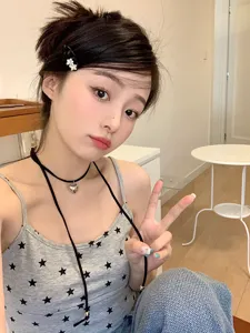 Détail de style mannequin asiatique portant un choker en cuir avec pendentif cœur tendance