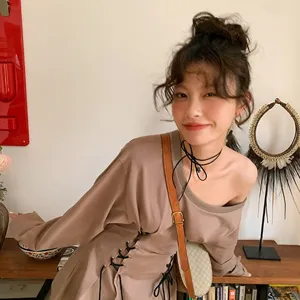 Choker en cuir noir élégant avec pendentif coeur et nœud présenté sur un mannequin asiatique