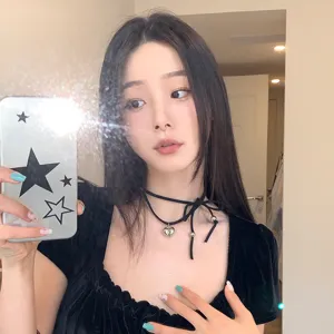 Collier ras du cou chic en cordon noir avec pendentif cœur argenté et nœud élégant