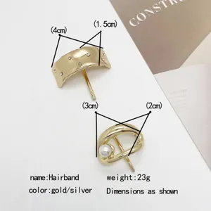 Detailansicht von zwei goldenen Haarhaken aus Legierung mit Perlen- und Kristallakzenten.