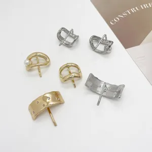 Detaillierte Nahaufnahme von minimalistischen goldenen und silbernen Metall-Haarhaken