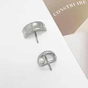 Detailansicht minimalistischer silberner Haarspangen aus Legierung mit Perlen und Strass