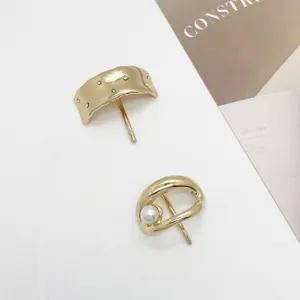 Detailansicht goldener Haarhaken mit eleganten Perlen- und Strassbesatz für Zöpfe