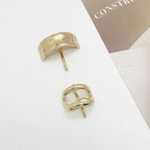 Detail der goldenen Legierungs-Pferdeschwanz-Haarhaken mit Strass und minimalistischem Design