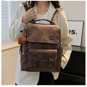 Dettaglio di uno zaino vintage in pelle PU marrone indossato da una modella elegante