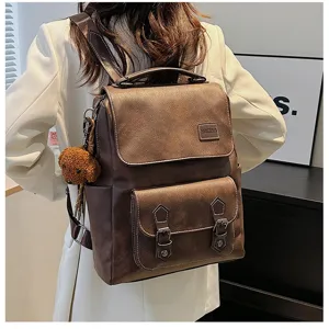 Dettaglio dello zaino vintage in pelle PU marrone con un simpatico ciondolo a orso
