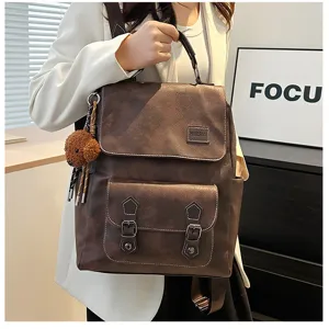 Dettaglio dello zaino vintage in pelle PU marrone da donna con ciondolo a forma di orso