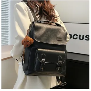Zaino vintage da donna in pelle PU nera con ciondolo a forma di orsetto