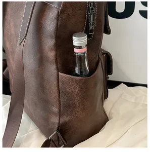 Dettaglio ravvicinato della tasca laterale di uno zaino vintage in pelle PU marrone