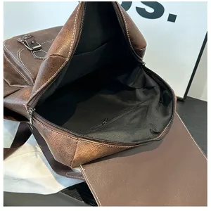 Vista interna dello zaino vintage in PU marrone con fodera nera e tasca con zip
