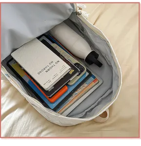 Vista interior de la mochila escolar acolchada blanca con gran capacidad para libros
