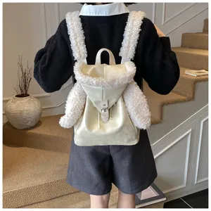Bonita mochila crema con orejas de conejo de peluche llevada en la espalda de una mujer
