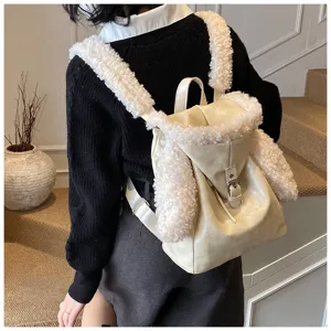 Vista trasera de la mochila crema con orejas de conejo de peluche y correas de sherpa