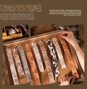 Detalle de cintas adhesivas con textura de felpa y estampados animales para manualidades DIY.