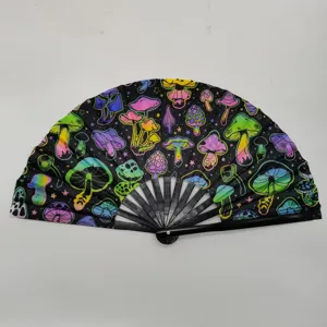 Détail d'un éventail pliable réactif aux UV avec motifs de champignons psychédéliques