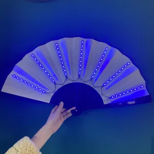 Detailansicht eines 33cm LED-Faltfächers mit blauen Lichtern für Partys und Bühnenshows