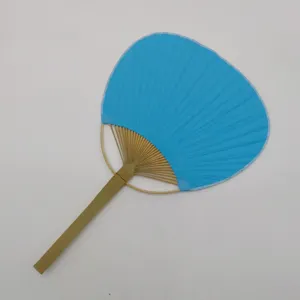 Einfacher runder Fächer mit natürlichem Bambusgriff und blauer Papieroberfläche für den Sommer.