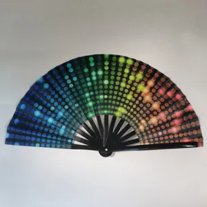 Vue détaillée d'un éventail pliable de 10 pouces avec motif de points fluorescents colorés
